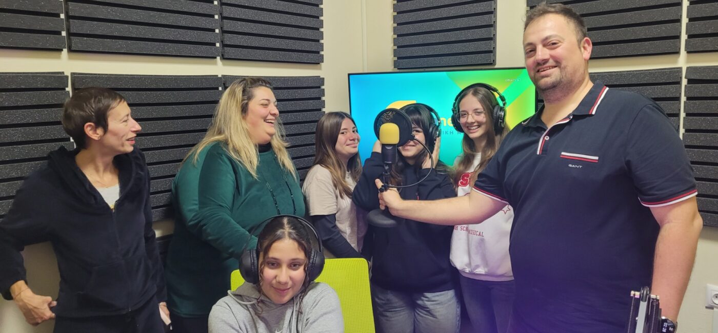 Μια μοναδική εμπειρία έζησαν οι μαθητές και οι εκπαιδευτικοί του “Έλα μαζί μας”, στα στούντιο των Cretanews & Cretapods!